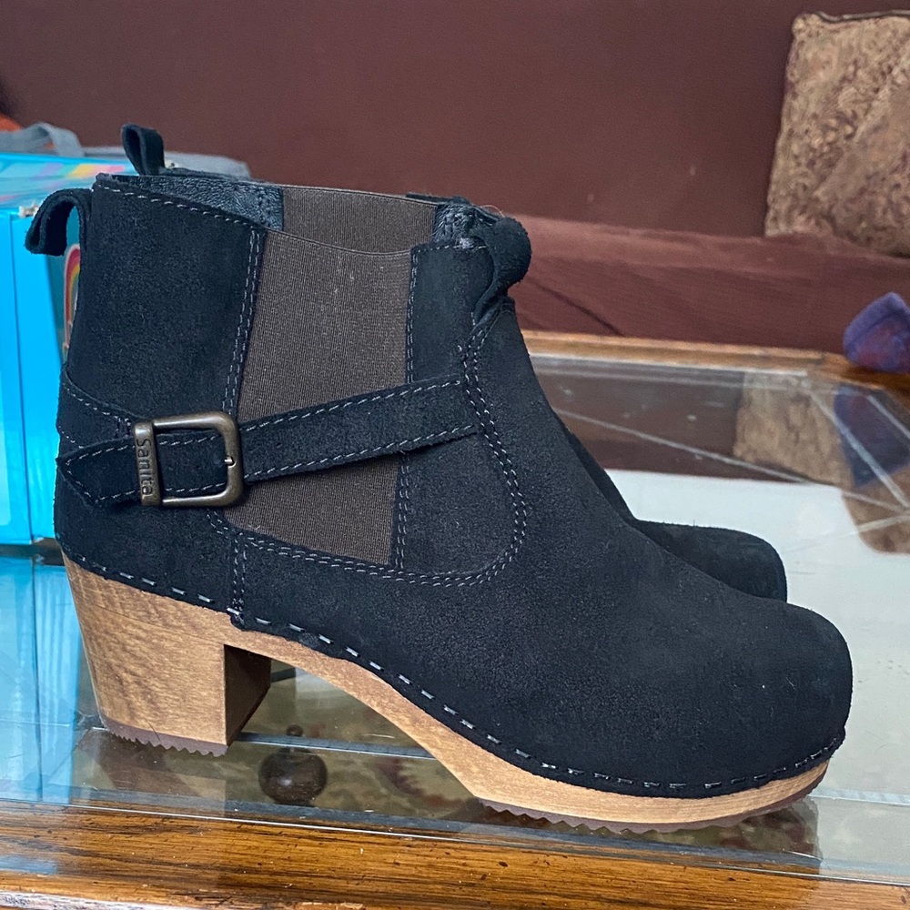 Sanitas Black Suede boots with wooden sole